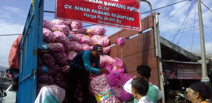 Sejumlah petugas menurunkan bawang putih dalam Operasi Pasar Murah di Pasar Soreang Kabupaten Bandung, Rabu (26/2/2020). (Fikriya Zulfah/Radar Bandung)