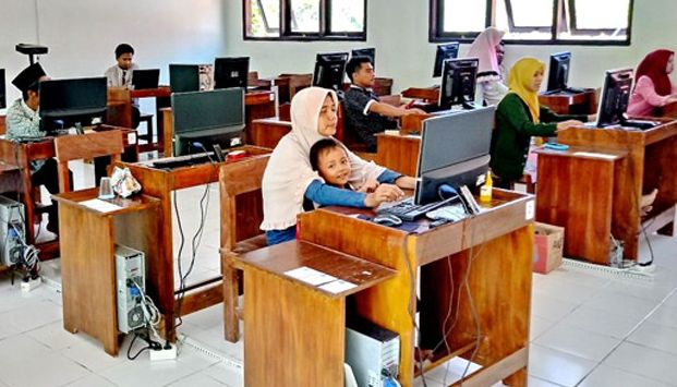 Salah seorang peserta ditemani anaknya mengikuti ujian paket C di PKBM Bung Hatta, Kecamatan Geger. (Ilustrasi : BADRI STIAWAN/Radar Madura/JawaPos.com)
