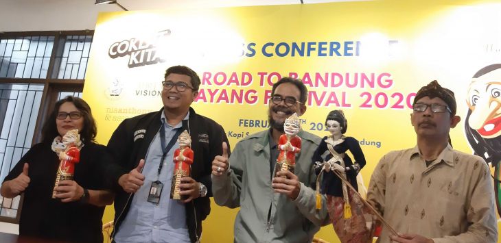 Direktur Bandung Wayang Festival, Hermawan Rianto dan perwakilan Coklat Kita, Tries Pondang pada Press Conference Road To Bandung Wayang Festival 2020 di Hanggar Kopi Sunda, Jalan Anggrek nomor 51, Kamis (6/02/2020)