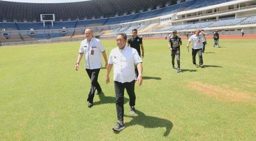 Wakil Walikota Bandung, Yana Mulyana saat meninjau Stadion Gelora Bandung, Lautan Api (GBLA).