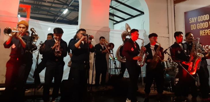 Sangkuryoung Brass Band tampil pada perayaan ulang tahun ke-2 nya di Simpul Space Jalan Braga, Senin malam (24/02/2020).