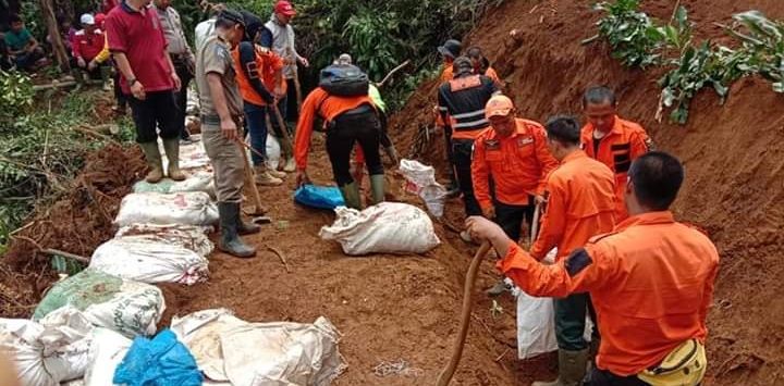 Cegah longsor susulan Petugas BPBD Subang memasang karung berisi tanah di area sekitar longsor di Desa Sukamandi, Kecamatan Sagalaherang, Subang.