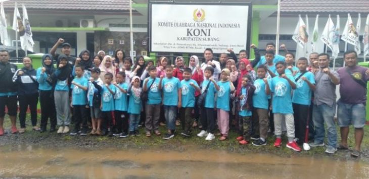 Para Atlit berphoto bersama pengurus pengcab sebelum berangkat