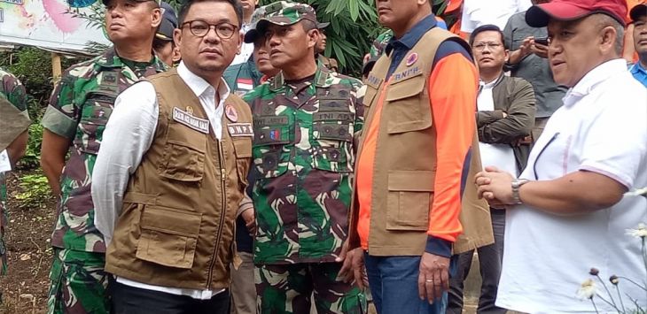 Kepala BNPB, Doni Monardo bersama rombongan saat meninjau hulu Sungai Citarum di Kecamatan Kertasari Kabupaten Bandung, Sabtu (22/2/2020).