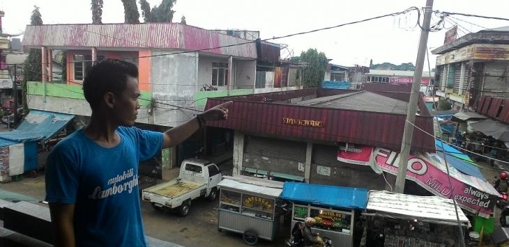 : Warga menunjukan lokasi yang akan dijadikan pembangunan Mall di Kota Subang, bekas pertokoan dan Pujasera, di Jalan Letjen Suprapto, Subang, Selasa (4/2/2020).