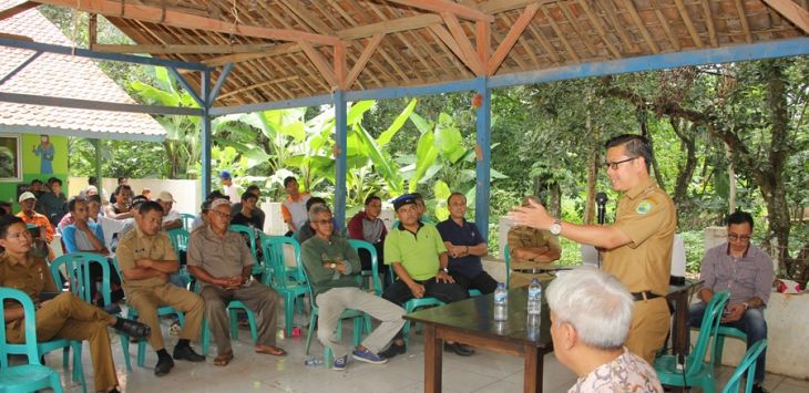 MENERANGKAN : Wakil Bupati Subang Agus Masykur sosialisaikan rencana pembanguan TPA kepada warga Kp. Tenjo Laut, desa Jalaupang, Rabu (5/2/2020)