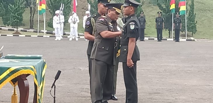 Pangdam III/Siliwangi Mayjen TNI Nugroho Budi Wiryanto, S.I.P., M.M., Q.I.A., melantik dan menyumpah 177 orang Bintara remaja abit Dikmaba TNI AD tahun 2019 di Lapangan Patriot Secaba Rindam III/Siliwangi Jalan Arcamanik Bihbul Kabupaten Bandung, Sabtu (22/2/2020).
