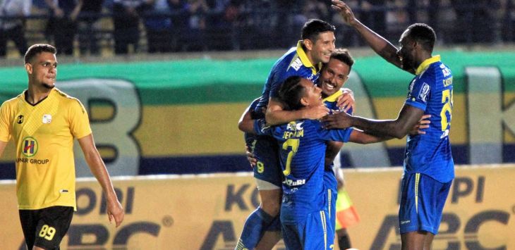 Penyerang Persib Bandung Esteban Vizcara bersama skuad lainnya merayakan gol ke gawang Barito Putera dalam laga persahabatan di Stadion Si Jalak Harupat, Soreang, Kabupaten Bandung, Selasa (11/2/2020).