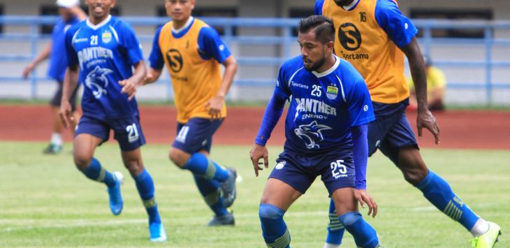 Pemain baru Persib Bandung Zulham Zamrun saat mengikuti latihan perdana di Stadion Gelora Bandung Lautan Api, Gedebage, Kota Bandung, Selasa (4/2/2020). 