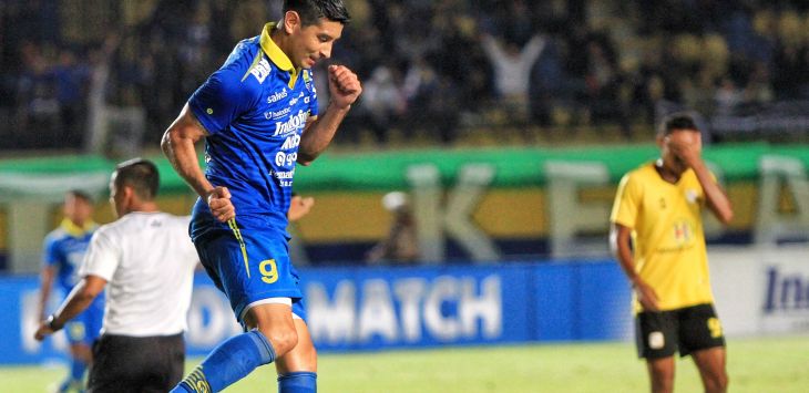 Penyerang Persib Bandung Esteban Vizcara merayakan gol ke gawang Barito Putera dalam laga persahabatan di Stadion Si Jalak Harupat, Soreang, Kabupaten Bandung, Selasa (11/2/2020).