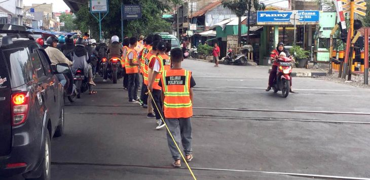 Relawan Komunitas Edan Sepur Indonesia (KESI) Kota Bandung saat menerapkan disiplin perlintasan di Kircon, Sabtu (1/2/2020).