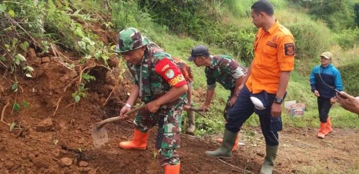 ILUSTRASI: Petugas Badan Penanggulangan Bencana Daerah (BPBD) Kabupaten Bandung Barat sedang membersihkan longsor bersama warga yang menutupi jalan penghubung antara KBB dan Cianjur Desa Bunijaya, Kecamatan Gunung, beberapa waktu lalu. (ist)