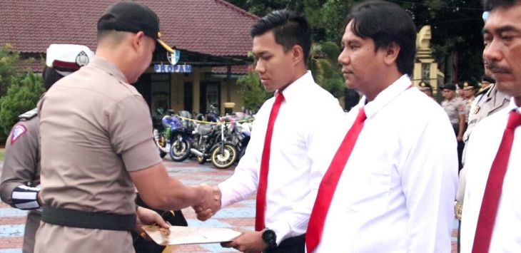 Kapolres Subang AKBP Teddy Fanani menyerahkan penghargaan kapada sejumlah anggota yang berprestasi.