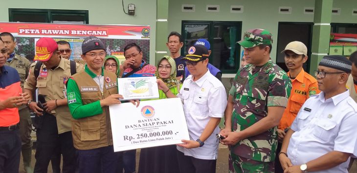 :  Angota DPR RI Maman Imanulhaq secara simbolis menyerahkan bantuan untuk korban banjir Subang.