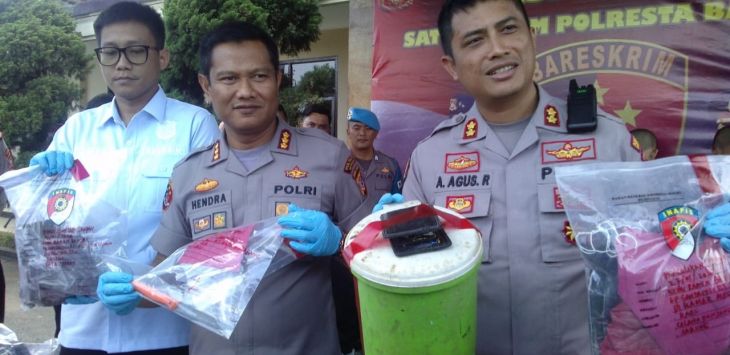 EKSPOS : Kapolresta Bandung, KombesPol Hendra Kurniawan saat melakukan ekspos pembunuhan berencana di Mapolresta Bandung, Soreang, Kabupaten Bandung, Senin (3/2/2020)