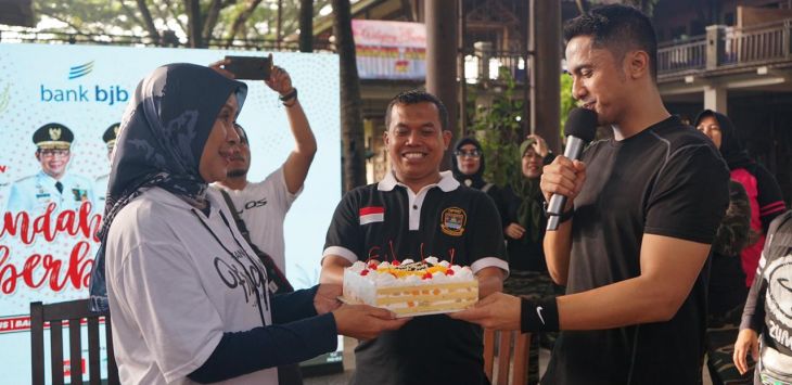 SIMBOLIS : Wabup Bandung Barat, Hengki Kurniawan didampingi Ketua DPRD KBB, Rismanto saat memberikan kue secara simbolis kepada Ketua PWI KBB, Heni Suhaeni.