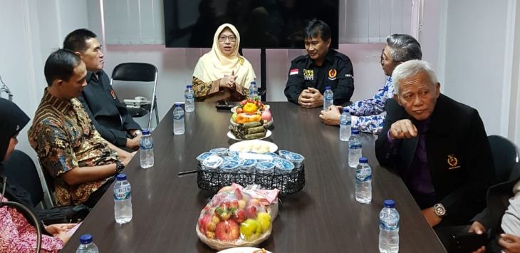 Anggota Komisi X DPR RI, Ledia Hanifa Amaliah saat berdiskusi dengan Ketua Umum KONI Kota Bandung, Nuryadi beserta jajaran di Sekretariat KONI Kota Bandung, Jalan Jakarta Kota Bandung, Jumat (21/2/2020).
