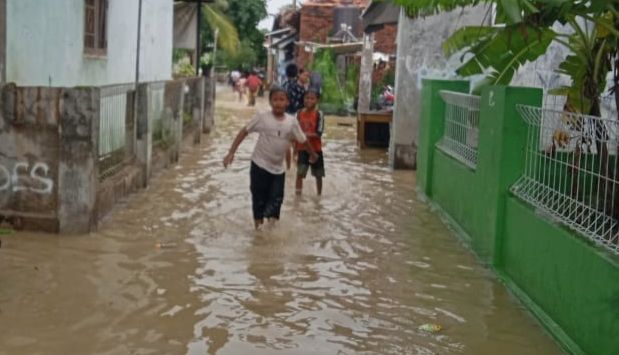 Genangan air akibat banjir di sejumlah wilayah di Kabupaten Subang hambat aktivitas warga.