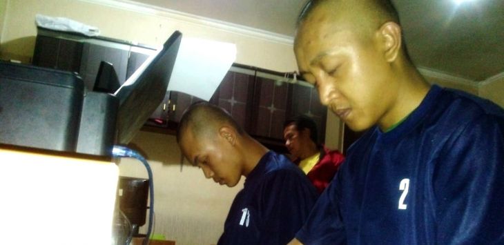 Tersangka utama manajer Kedai Ramen Bajuri berinisial LT mengenakan baju tahanan bernomor 2 saat diinterogasi Satreskrim Polresta Bandung. Foto: Pojokbandung.com