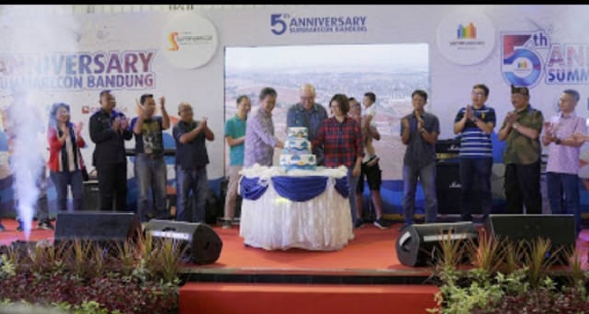 Simbolis pemotongan kue pada Seremoni HUT ke-5 Summarecon Bandung di Balerea, Site Marketing Office Summarecon Bandung, Minggu (9/2/2020).