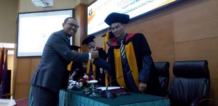 BUSINESS MODEL : Direktur Kepatuhan bank bjb Agus Mulyana bersalaman bersama para penguji usai sidang promosi doktor bidang studi manajemen di Auditorium Pascasarjana UPI, Senin (10/2).