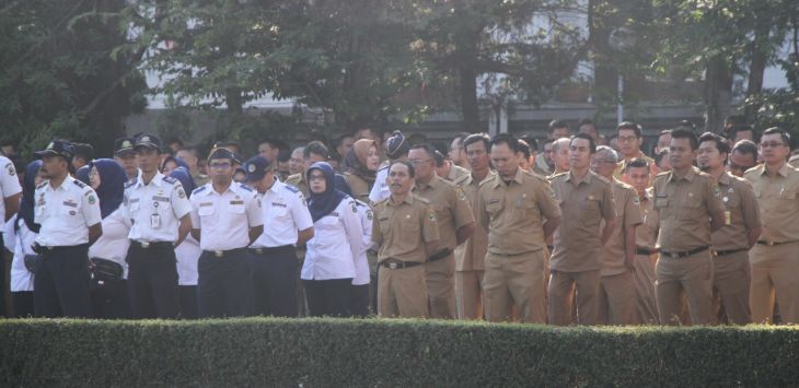 APEL PAGI: Sejumlah Pegawai Negeri Sipil (PNS) sedang mengikuti apel pagi di Gedung Sate, Jalan Diponegoro, Kota Bandung.