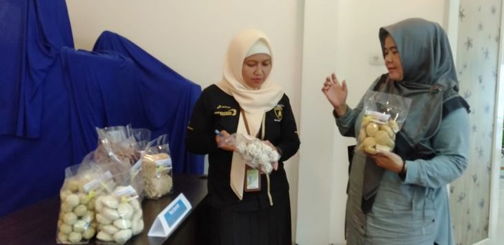 BERBINCANG: Unit Manager Communication dan CSR MOR III, Dewi Sri Utami sedang berbincang dengan Yuni Juariyah terkait produk borondong dan rengginang.