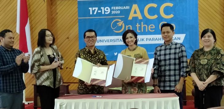 Executive Vice President Human Capital ACC, Christina Dian dan Rektor Unpar, Mangadar
Situmorang menandatangani Perjanjian Kerja Sama Pendidikan, di Aula Fakultas Ekonomi, Unpar, Jalan Ciumbuleuit, Kota Bandung, Senin (17/2/2020).