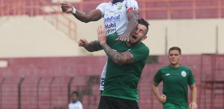 Pemain PSS Sleman Yevhen Bokhashvili menyundul bola ke arah gawang Persib Bandung dalam laga uji coba di Stadion SUltan Agung, Bantul, DIJ,Senin (17/2/2020). Persib Bandung menang atas PSS Sleman dengan skor 2-0. foto : Guntur Aga Tirtana/Radar Jogja