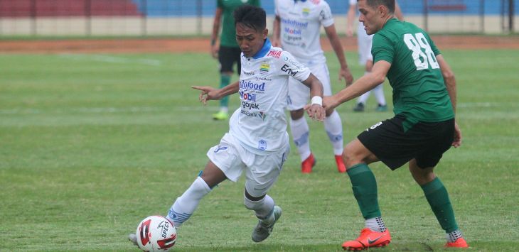 : Pemain Persib Bandung Beckham Putra (kiri) berusaha melewati pemain PSS Sleman Batata dalam laga uji coba di Stadion Sultan Agung, Bantul, DIJ,Senin (17/2/2020). Persib Bandung menang atas PSS Sleman dengan skor 2-0. Sore nanti Maung Bandung akan berujicoba melawan PS Tira Perikabo, di stadion Gelora Bandung Lautan Api.