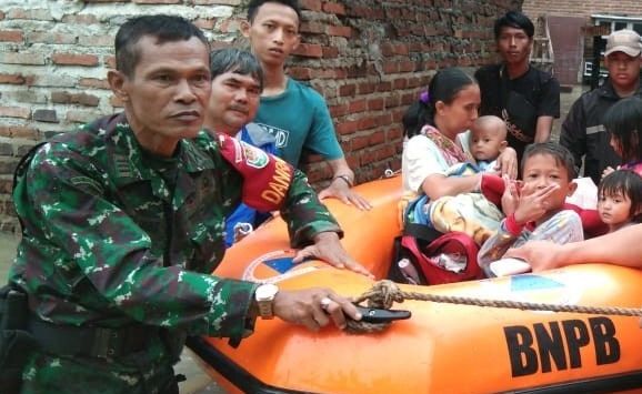 : Anggota TNI mengevakusi warga yang terjebak banjir di Pamanukan Subang belum lama ini.