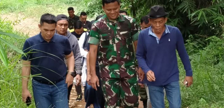 Bupati Subang Ruhimat bersama Dandim 0605 Subang Letkol Arh Edi Maryono, melakukan survei lokasi yang akan dijadikan sasaran giat karya bakti TNI, di wilayah perbukitan Serangpanjang, di Desa Cijengkol.