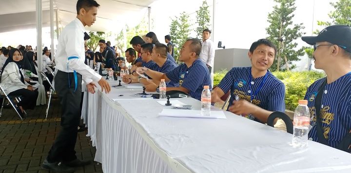 peserta mengikuti seleksi Tes Kompetensi Dasar (TKD) penerimaan Calon Pegawai Negeri Sipil (CPNS) di lingkungan Pemerintahan Kabupaten Bandung Barat.