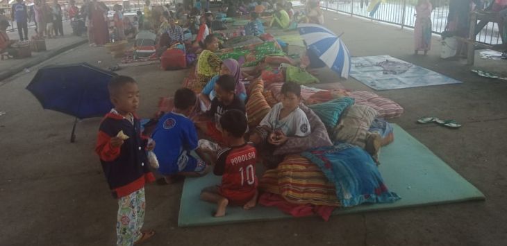Sejumlah warga terdampak banjir di Kecamatan Pamanukan Subang, mengungsi di kolong jembatan.