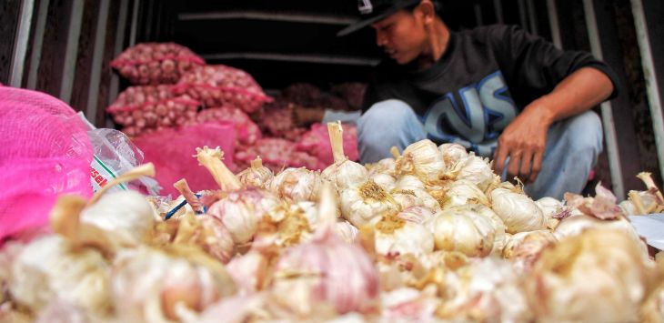 Operasi pasar murah bawang putih di Cimahi beberapa waktu lalu.