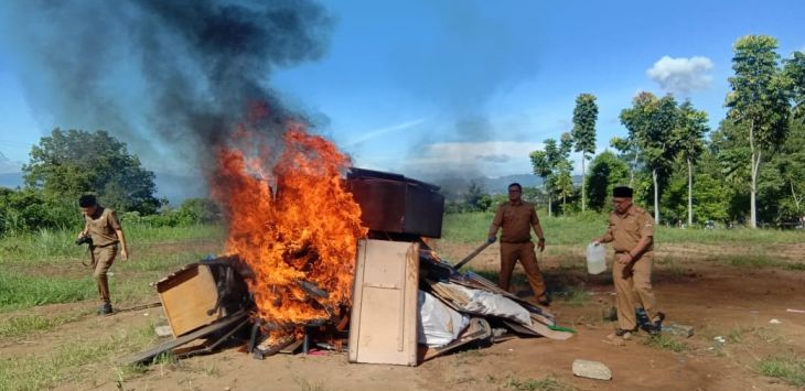 Pemerintah Kabupaten Bandung Barat melakukan pemusnahan aset berupa kursi dan meja dengan cara dibakar.