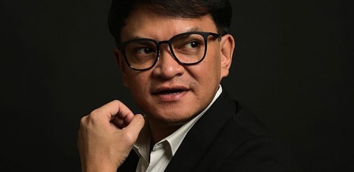 SOLO : Hedi Yunus tetap konsisten berkarya dengan musik romantisnya. Tahun 2020 ia merilis single baru berjudul “Melamarmu”.