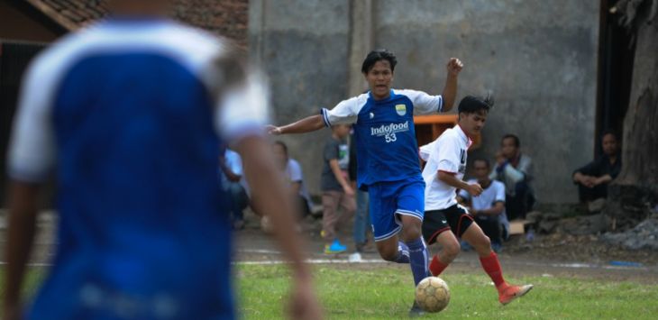 Gelandang Persib, U-18, Riski Praganta Ginting saat berusaha merebut bola dari penguasaan lawan. 
