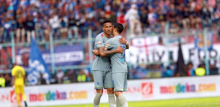 SELEBRASI: Dua pemain Persib Bandung Wander Luis dan Esteban Vizcarra berpelukan usai Wander Luis menciptakan gol kedua bagi Maung Bandung ke gawang Arema FC, Minggu (8/3/2020).