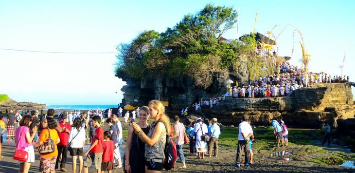 Wisatawan mengunjungi Bali. Pariwisata dan perhotelan menjadi sektor industri yang paling awal terdampak wabah Corona