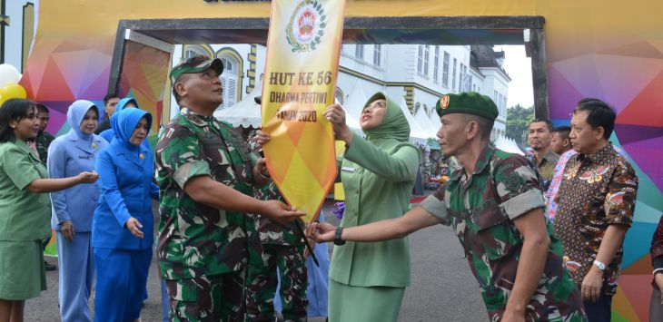 Pangdam III/Siliwangi Mayjen TNI Nugroho Budi Wiryanto melepas balon ke udara saat pameran kerajinan dan pendidikan di Lapangan Mako Denmadam III/Siliwangi Jalan Kalimantan No. 14 Kota Bandung, Sabtu (29/2/2020)