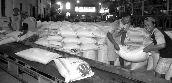 Pekerja menurunkan gula pasir lokal. Ditengah wabah virus Covid-19, stok pangan, salah satunya gula saat ini tengah mengalami penurunan.