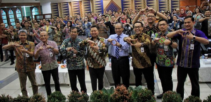 Direktur IT dan Treasury bank Bjb Rio Lanasier, Pemimpin Divisi Digital and Transactional Banking Bank Bjb Arfianto Ramadian dan Kepala Grup Advisory dan Pengembangan Ekonomi Kantor Perwakilan BI Jabar Pribadi Santoso bersama para peserta berfoto bersama pada Pekan Quick Response Code Indonesia Standard (QRIS) Nasional 2020 di Menara bank bjb Jln. Naripan, Kota Bandung, Kamis (12/3/2020).