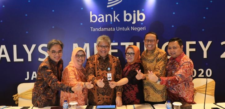 Direktur Utama bank bjb Yuddy Renaldi  berfoto bersama jajaran Direksi usai pemaparan kinerja keuangan dalam Analyst Meeting Full Year 2019 bank bjb di The Ritz Carlton Pacific Palace, Jakarta, Jumat (28/2).Bank bjb menorehkan kinerja positif sepanjang tahun 2019 dengan mencetak laba bersih Rp1,56 Triliun