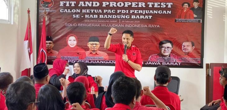 Hengki Kurniawan memberikan motivasi dalam kegiatan Fit and Proper test, di Sekretariat DPC PDIP, Ngamprah, Sabtu (29/2/2020).