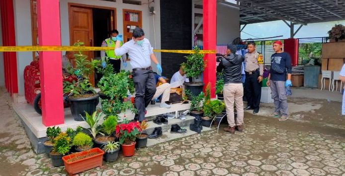 Sejumlah anggota polisi sedang melakukan olah tempat kejadian perkara di di Desa Bojong Jaya RT12/RW02 Senin (2/3/2020).