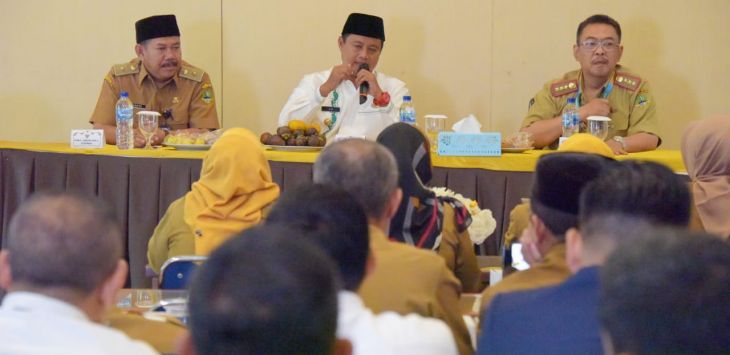  Wakil Gubernur Jabar Uu Ruzhanul Ulum memberikan arahan kepada para Kepala Sekolah SMA/ SMK/ SLB Se- Kab Kuningan, di SMK Negeri 3 Kuningan, Senin (9/3/20). 