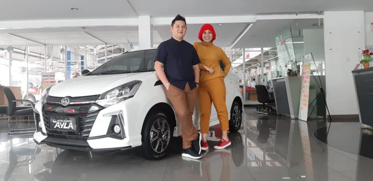 Branch Manager 
PT. Astra International Daihatsu Cab. Cibeureum Teguh Nugroho berpose didepan New Ayla.