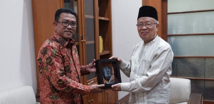 Kepala Kanwil DJP Jabar  I, Neilmaldrin Noor (kiri) bersama Ketua Dewan Pertimbangan MUI Jabar KH Miftah Faridl di Sekretariat Yayasan Unisba Bandung, Kamis (12/3).