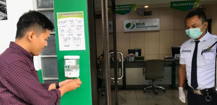 PENCEGAHAN: BP Jamsostek Bandung Soekarno Hatta menerapkan standar layanan untuk mencegah penyebaran virus corona dengan hand sanitizer. ( Foto : IST)